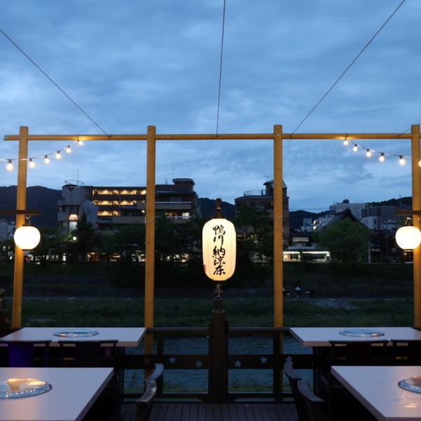 【春から秋にかけて～人気の鴨川の納涼床】今年も大人気の川床コースはじめました！完全2部制のご予約限定コースです。鴨川を眺めながら贅沢な夏の夜をお過ごしください。毎年人気のコースなのでお早めにご予約下さい♪【京都/河原町/木屋町/川床/焼肉/ビアガーデン/宴会/飲み放題/デート/祇園祭/女子会】