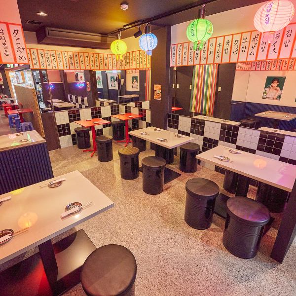 女子も男子も年齢問わずご来店いただける大衆感溢れる店内。飲み会、デート、どんなシーンにもご利用いただけます。思わず写真を撮りたくなるような煌びやかな内装となっております。