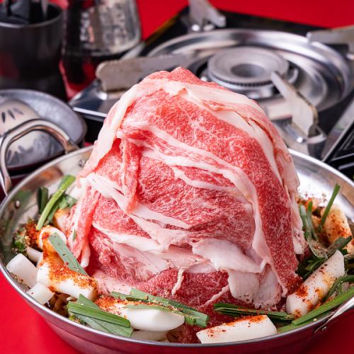 【TV多数出演で話題の鍋！】　お肉の山がそびえ立つ！水カルビ(ムルカルビ)2,398円（税込）