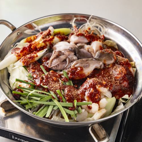 【韓国料理と言えばナッコプセ！！】イイダコ、ホルモン、エビが相性抜群♪今1番熱い韓国料理！！