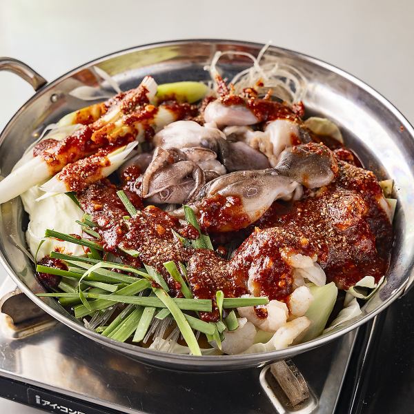 ２名様・４名様テーブルをご用意しております。お席同士組み合わせることも可能となっておりますので、少人数～大人数まで幅広い人数でのご来店にも対応いたします。お気軽にお問い合わせください。