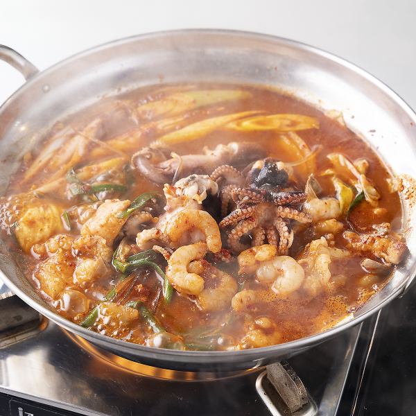 2名様・4名様テーブルをご用意しております。お席同士組み合わせることも可能となっておりますので、少人数~大人数まで幅広い人数でのご来店にも対応いたします。お気軽にお問い合わせください。