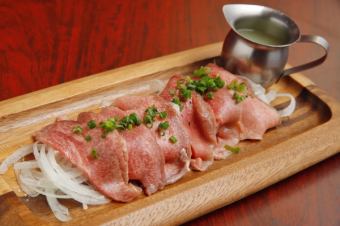 Straw-grilled veal beef tongue