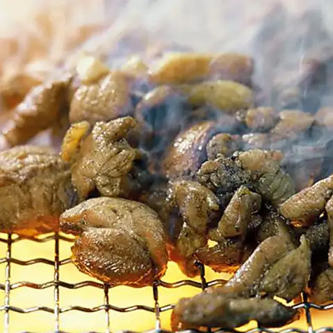 外はパリッと中はジューシー！当店自慢の炭火焼き地鶏を堪能。