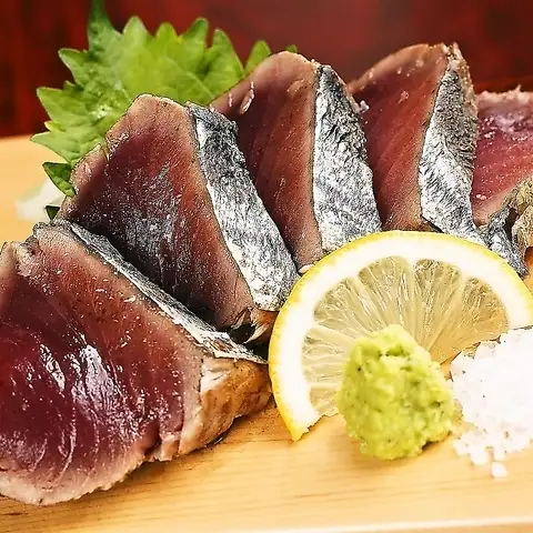 豪快な炎が一気に燃え上がる！藁の香りと凝縮された魚の旨味！