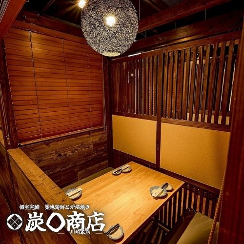 【小人数個室テーブル】 光と影が織り成す上質空間。都会の喧騒を忘れ大人の時間をゆったり堪能できる空間をご用意！2名～6名の少人数様向けのテーブル席などゆったりと優雅なお時間をお過ごし頂けるこちらのお席は、デートをワンランク上の仕上がりに！サプライズ演出できるデザートプレートもご用意しております！！