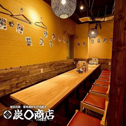 【大人数プライベート個室】10～30名様でもゆったりとお座りいただけるテーブル個室。大切なお客様を迎えての接待やビジネス仲間との会食、お仕事仲間との宴会や接待はもちろん、ご家族・親族でのお食事などにもご利用ください。ご宴会は飲み放題付が断然おトク。ゆったり大切な時間を価値あるものを♪