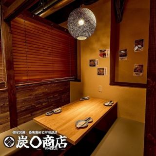 【小人数テーブル】 光と影が織り成す上質空間。都会の喧騒を忘れ大人の時間をゆったり堪能できる空間をご用意！2名～6名の少人数様向けのテーブル席などゆったりと優雅なお時間をお過ごし頂けるこちらのお席は、デートをワンランク上の仕上がりに！サプライズ演出できるデザートプレートもご用意しております！！