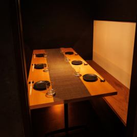 木目がキレイなテーブルが魅力の扉付き個室！温もりある間接照明がテーブルを優しく照らし、落ち着きながらもどこかワクワクする空間に！最大6名様までゆったりと座れる広さで、女子会や合コン、仕事帰りの飲み会にもピッタリ！壁と仕切りで囲まれているので会話に集中できます！使い勝手抜群の個室空間です！