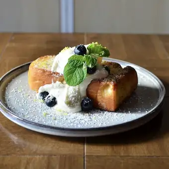 White peach, blueberry, coconut