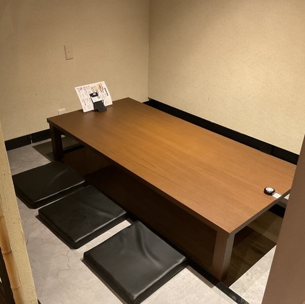 個室で宴会♪6名掛け様のテーブルとなっており繋げて12名様にすることも可能。明るく和モダンな仕様で会話が弾むこと間違いなし！