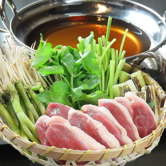 当店でも大人気の鴨せり鍋は必ず食べて頂きたい一品です