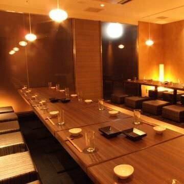 【個室完備】 ご宴会は『楽蔵 広島中央通り店』にお任せください！大人数様向けの大型個室では、ゆったりとした楽しいひと時をお過ごしいただけます。中小規模のお食事にピッタリの個室もご用意しているので、ご家族でのご利用や仲間内の飲み会にも。