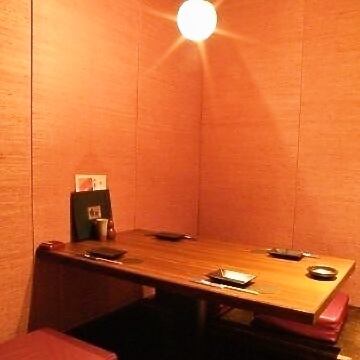 【デート・女子会にも】店内は和モダンでくつろげる空間。落ち着いた雰囲気の個室でゆったりとお過ごし頂けます。デートや記念日、接待などプライベートな飲み会にご利用ください。疲れた足を伸ばしながらお食事をお愉しみいただけます。