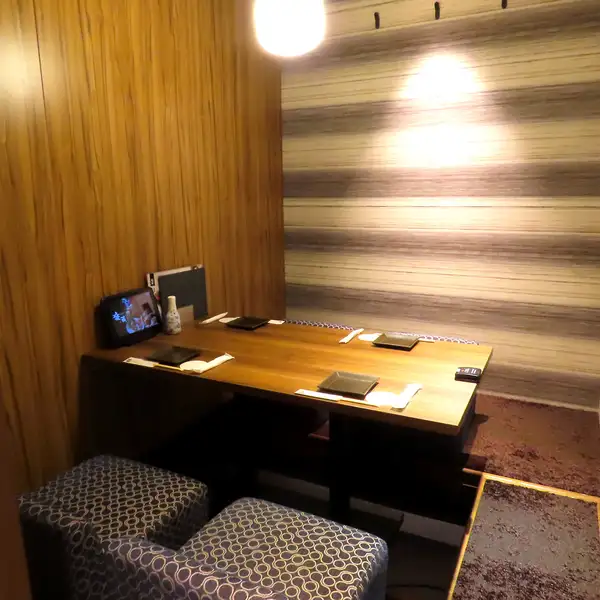 【デート・女子会にも】店内は和モダンでくつろげる空間。落ち着いた雰囲気の個室でゆったりとお過ごし頂けます。デートや記念日、接待などプライベートな飲み会にご利用ください。疲れた足を伸ばしながらお食事をお愉しみいただけます。