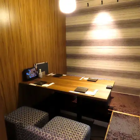 我们提供私人和半私人房间,非常适合小型聚会或约会。我们的私人包间环境优雅精致,是商务会议、正式晚宴等重要场合的理想之选。