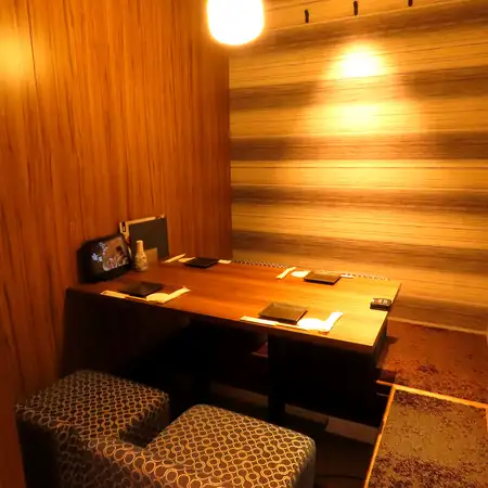 我们的座位都在完全私密的包间内,因此您可以安心用餐,不必担心其他顾客。欢迎您光临我们的餐厅,举办各种活动,例如女生聚会、团体约会和商务宴请。