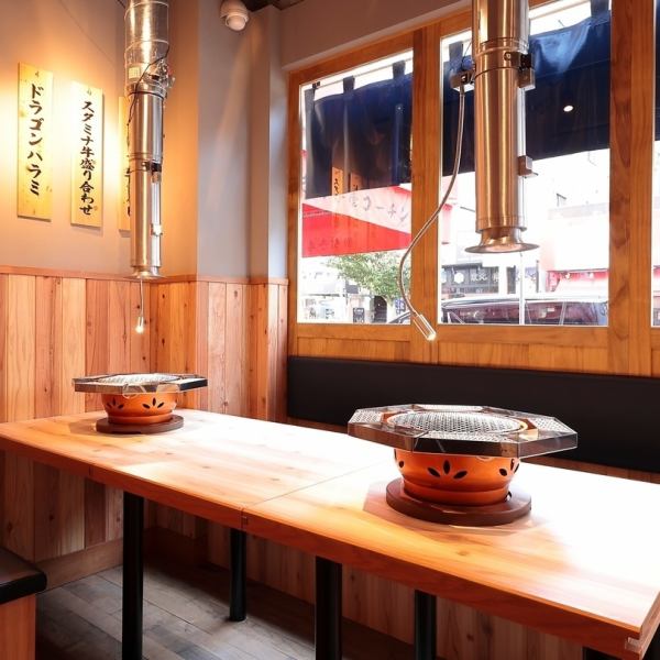 清潔感が溢れた、木の温もりあふれる店内。落ち着いた雰囲気と質素なデザインは、心地よい時間をお過ごし頂けます♪2名様掛けの席がメインの店内は、デートにもおすすめ◎また結合可能なお席がございますので、最大6名様でお食事をお楽しみ頂けます。毎日朝6時から翌5時30分まで営業しておりますので2件目利用にもどうぞ♪