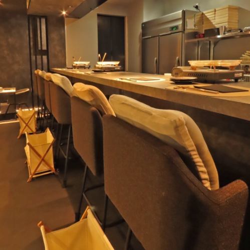 <p>お一人様でもお気軽にご利用いただけるカウンター席は6席ご用意しております。カップルやご夫婦でのご利用にもおすすめ◎</p>