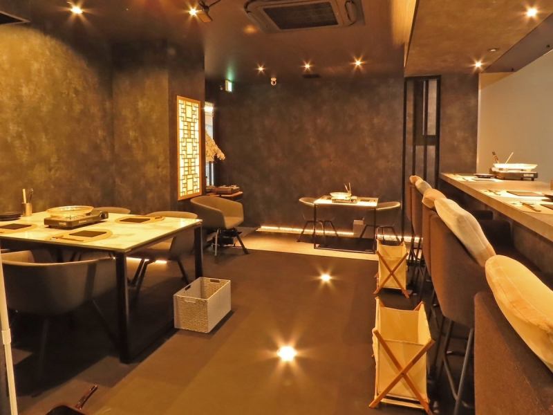 【特別なひとときをお過ごしいただける空間】各種宴会にもぴったり♪広々とお席をご利用いただけます。当店の内装は、洗練されたデザインが施されており、落ち着いた色合いが特徴です。モダンなインテリアと温かみのある照明がどこか落ち着いた雰囲気を醸し出しています。お友達やご家族、同僚との集まりに最適な空間です◎