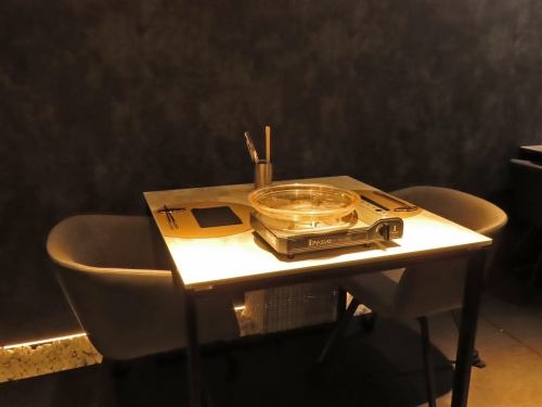 2～3名様でご利用頂けるテーブル席をご用意しております。シンプルでスタイリッシュなテーブル席は、料理をより引き立てる空間。心地よい照明の元で、楽しい会話が弾むこと間違いなしです。さあ、特別なひとときをお楽しみください！★