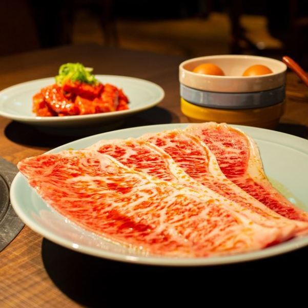 在三宮想吃烤肉的話，可以去 MIYAKOYA，那裡環境優美，肉類都是精心挑選的。