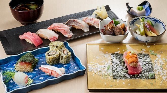 【当店人気No.1☆】その日のおすすめ握りや創作握りを楽しめる「創作特上鮨コース」