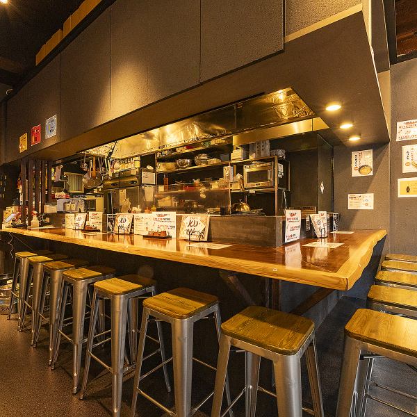 It's also perfect for dates or drinking with friends. The counter seats are tables where you can enjoy watching the food being cooked right in front of you.This is a store where even single customers can feel free to drop in.
