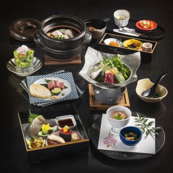 【时令怀石料理套餐】包含黑毛和牛牛排、鰤鱼小火锅、蟹肉煲等9道菜 ⇒ 12,300日元