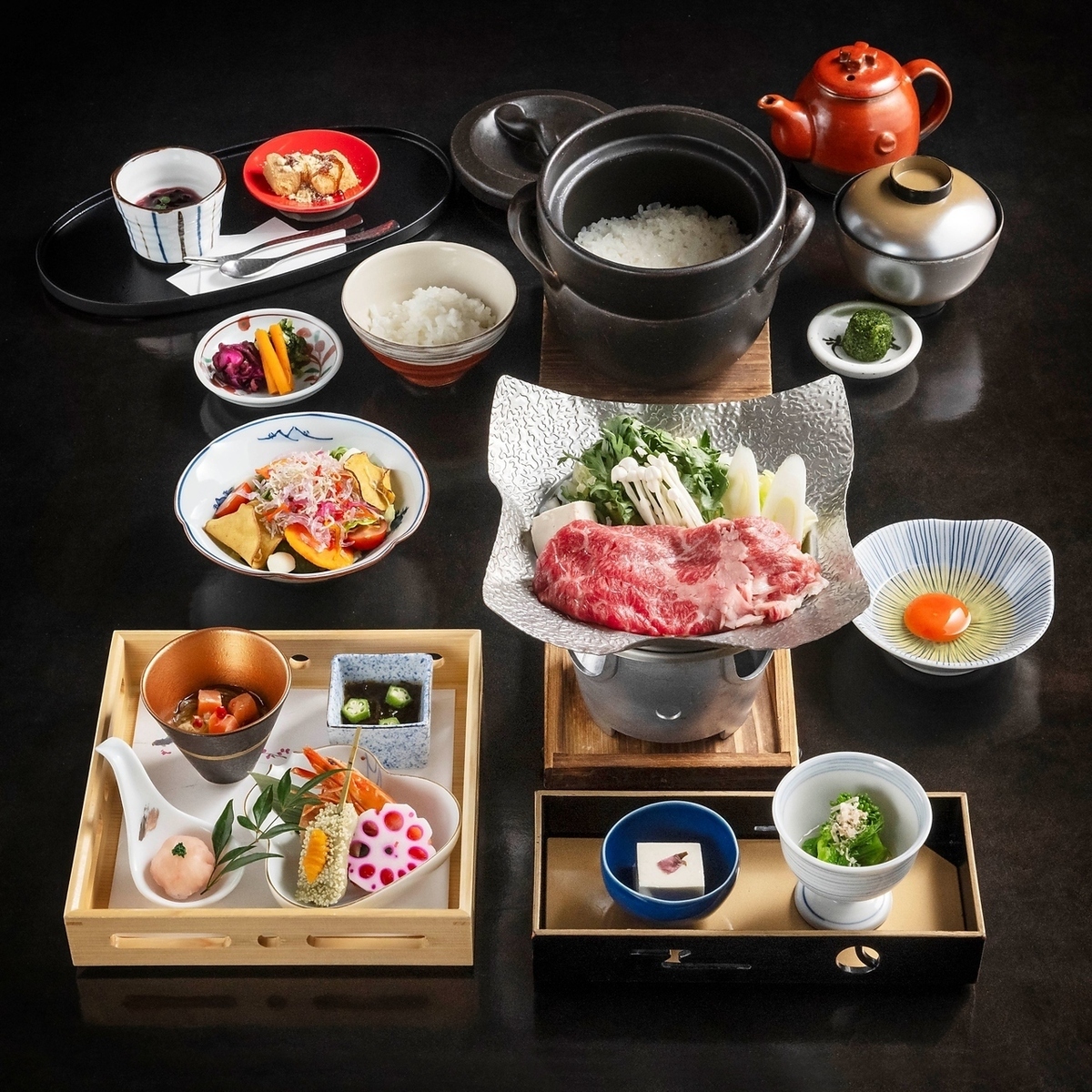 ランチ限定・ミニ懐石小鉢膳】神戸牛すき焼きや彩り豊かな小鉢盛りなど