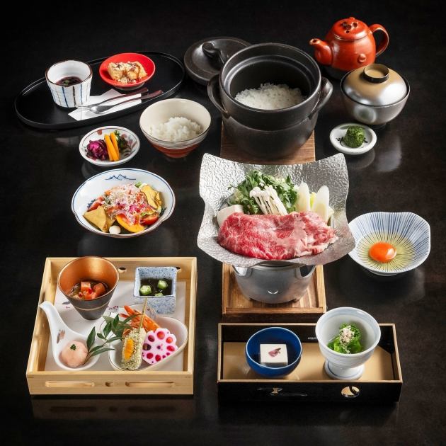 ランチ限定・ミニ懐石小鉢膳】神戸牛すき焼きや彩り豊かな小鉢盛りなど