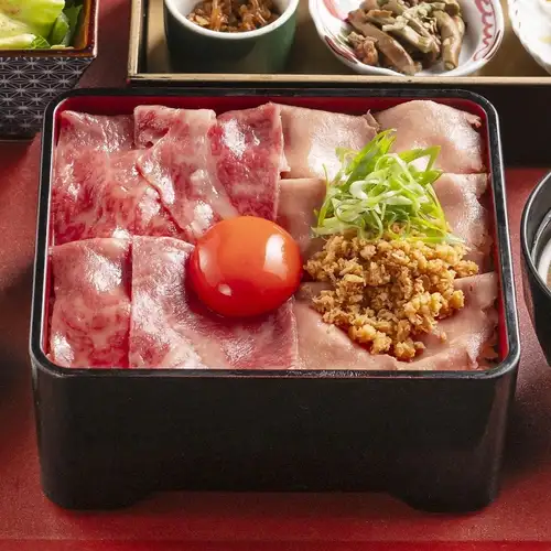 一份什錦便當盒，內含日本黑毛和牛西冷牛排和牛舌刺身。