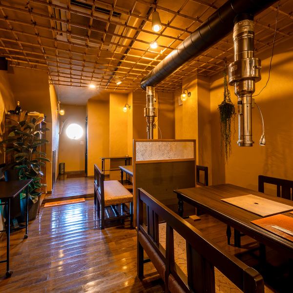 温かみのある照明と洗練されたインテリアが調和する店内は、まさに大人のための隠れ家です。お一人様やデートに最適なカウンター席は、目の前でお肉の美しい盛り付けを眺められる特等席。また、少人数でのご利用や親しい方と語らいながら、極上の焼肉をゆったりと楽しむことができます。特別なディナーを演出します。