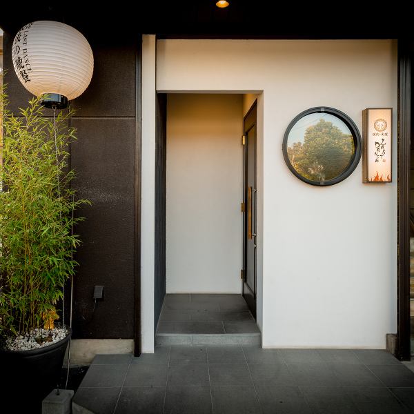 東武線太田駅より徒歩3分という好アクセスながら、喧騒を離れた落ち着いた雰囲気でお食事を楽しめます。シックでモダンな外観は、これから始まる上質な時間を予感させます。店内は最大16名様まで対応可能で、6名様以上のご予約で店舗貸切も承ります。忘年会や小規模な同窓会など、様々な宴会シーンでご利用いただけます。！