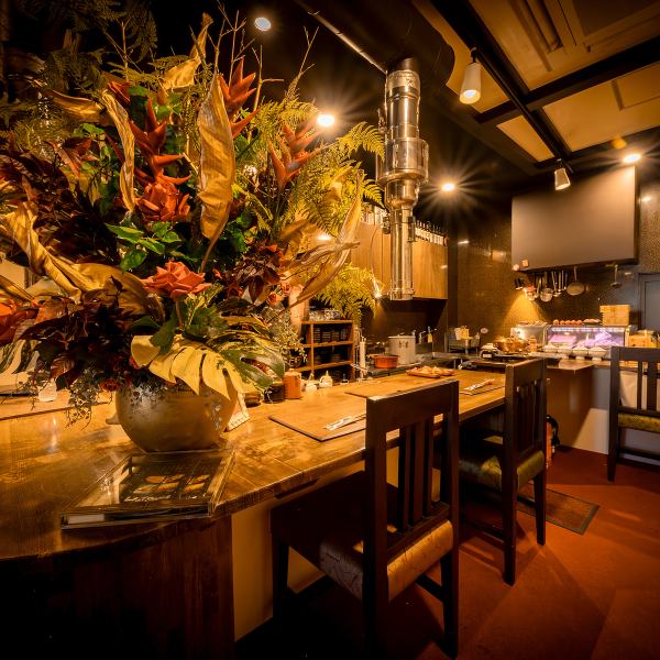 落ち着いた店内は、大人の隠れ家にふさわしい上質な雰囲気を醸し出しており、ゆったりとした時間をお過ごしいただけるよう配慮しております。ここでは、日常を忘れて心ゆくまで美味しいお肉を堪能し、笑顔と会話が溢れる幸せな時間を創造することが私たちの喜びです。記念日や接待、またご家族の特別な食事会にぜひどうぞ。