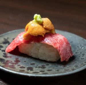 厳選肉×生うに。コース内でも人気の『肉寿司』