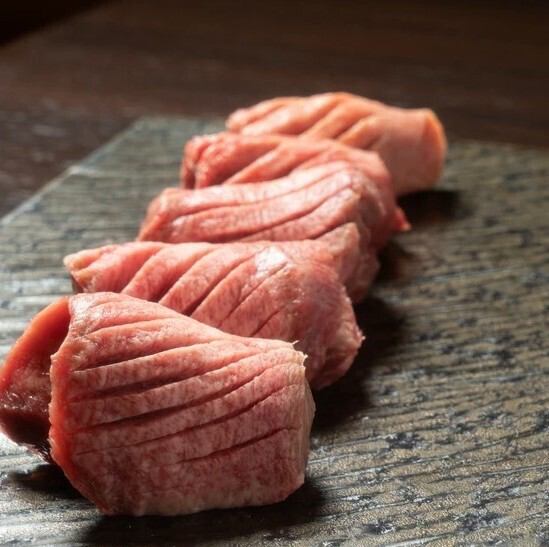【自信の逸品】熟練の下処理で旨味を最大限に引き出した『厚切りタン』はビールとの相性抜群
