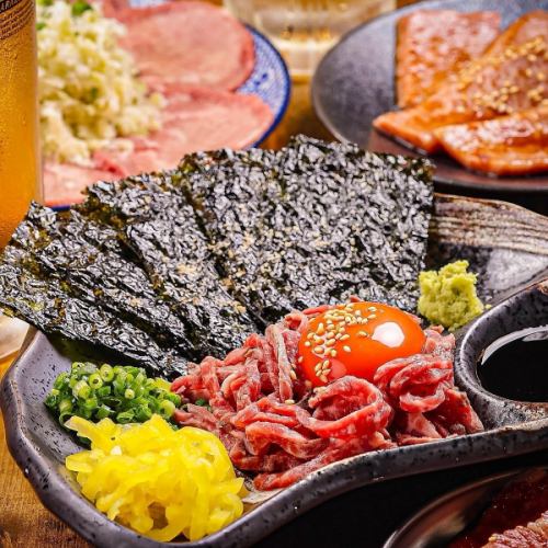 A luxurious yakiniku feast in a Showa-era atmosphere, complete with delicious side dishes!