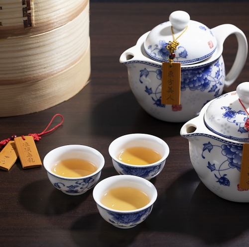 You can enjoy 6 kinds of carefully selected teas.