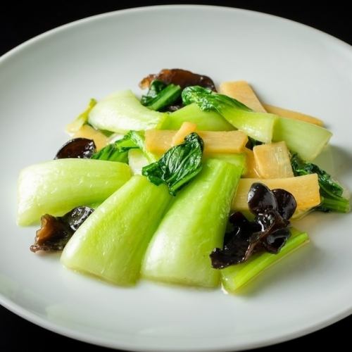Stir-fried green vegetables with garlic