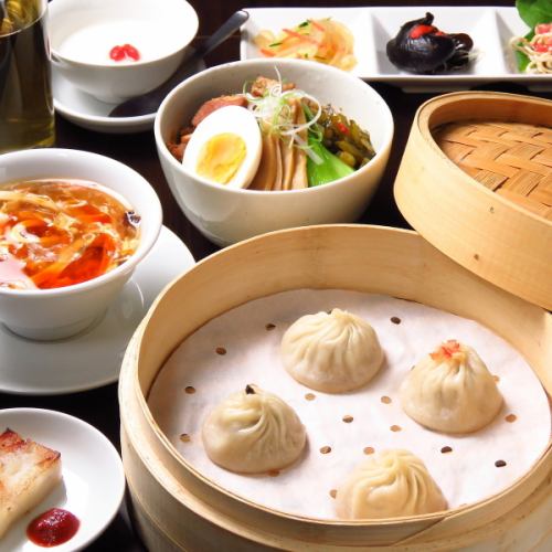 Enjoy our prized xiaolongbao and a la carte dishes from lunchtime♪