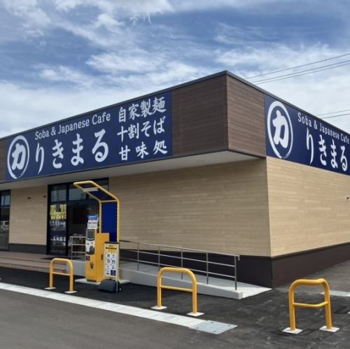 <p>当店の外観をご紹介いたします。 広々とした店舗と駐車場がございます。駐車場には23台の駐車スペースがありますので、お車でお越しの際も便利です。蕎麦や天ぷら、和スイーツなど、お楽しみいただけるメニューを多くご用意しております☆皆様のご来店を心よりお待ちしております◎</p>