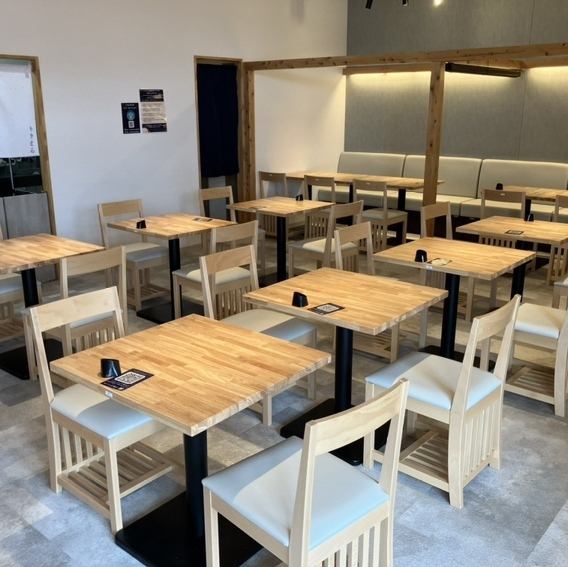 広い店内は、多くのお客様にご利用いただけます◎お食事やお酒、カフェタイムなど、様々なシーンでお楽しみいただけます♪楽しいおしゃべりに花を咲かせながら、楽しいひとときを過ごしていただけるよう、スタッフ一同、心をこめてサービスを提供しております。