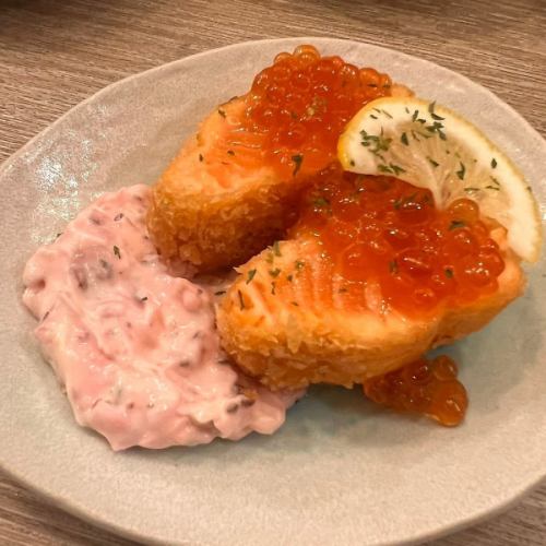 Rare salmon cutlet with salmon roe