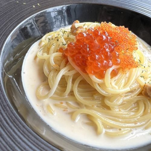 Sea urchin and salmon roe cream pasta