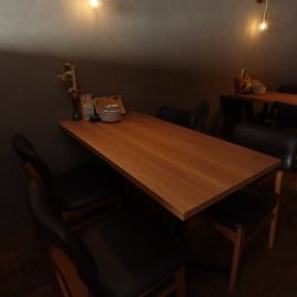 [2nd floor table] Seats that can comfortably accommodate 2 to 8 people.