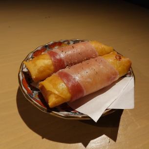 生ハムで包んだ焼き芋の春巻き