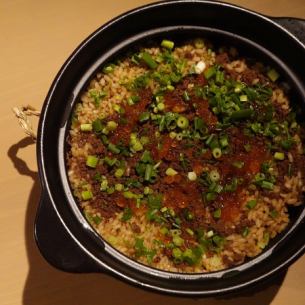 和牛しぐれといくらの土鍋めし