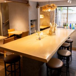 【1층 빅 테이블】세련된 조명이나 드라이 플라워로, 차분한 분위기에서 음식.〇