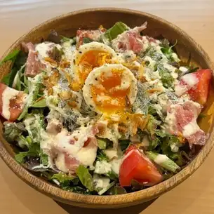 生ハムと半熟たまごのシーザーサラダ